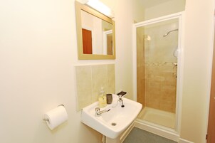 双人房 | 浴室 | 淋浴设施、吹风机、毛巾