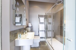 Chambre Double Supérieure, 1 très grand lit | Salle de bain