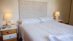 Blackout curtains, iron/ironing board, free WiFi, bed sheets - The Baltic Inn (Llanelli)