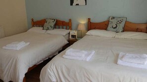 غرفة عائلية | ستائر تعتيم ومكواة/لوح كي وواي فاي مجانًا وملاءات أسرّة