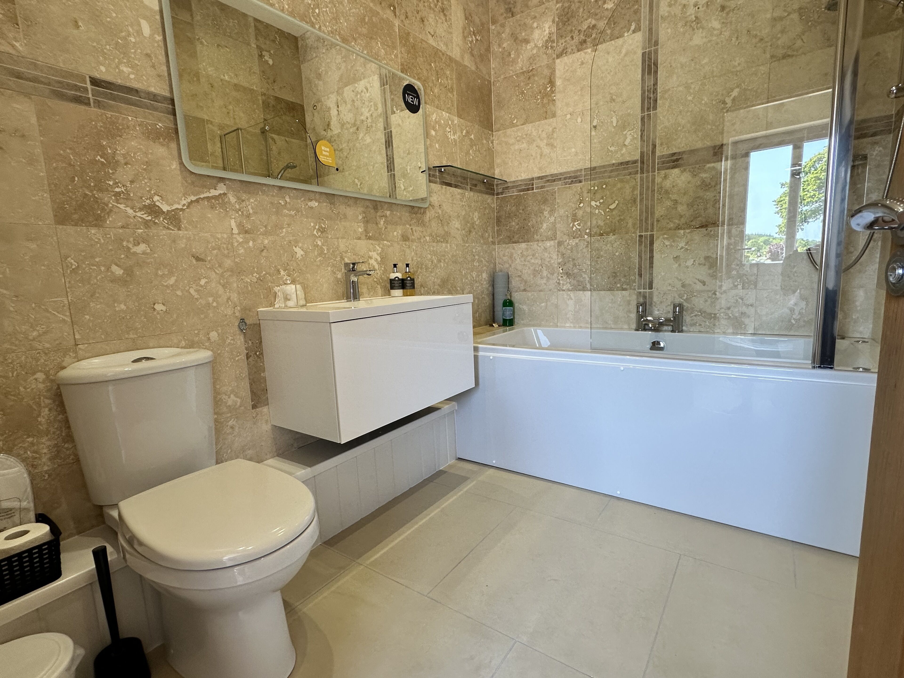 Un baño moderno con inodoro, lavabo y bañera.