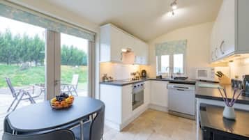 Deluxe Apartment, 1 King Bed, Mountain View | Private kitchen | Fridge, coffee/tea maker, electric kettle
