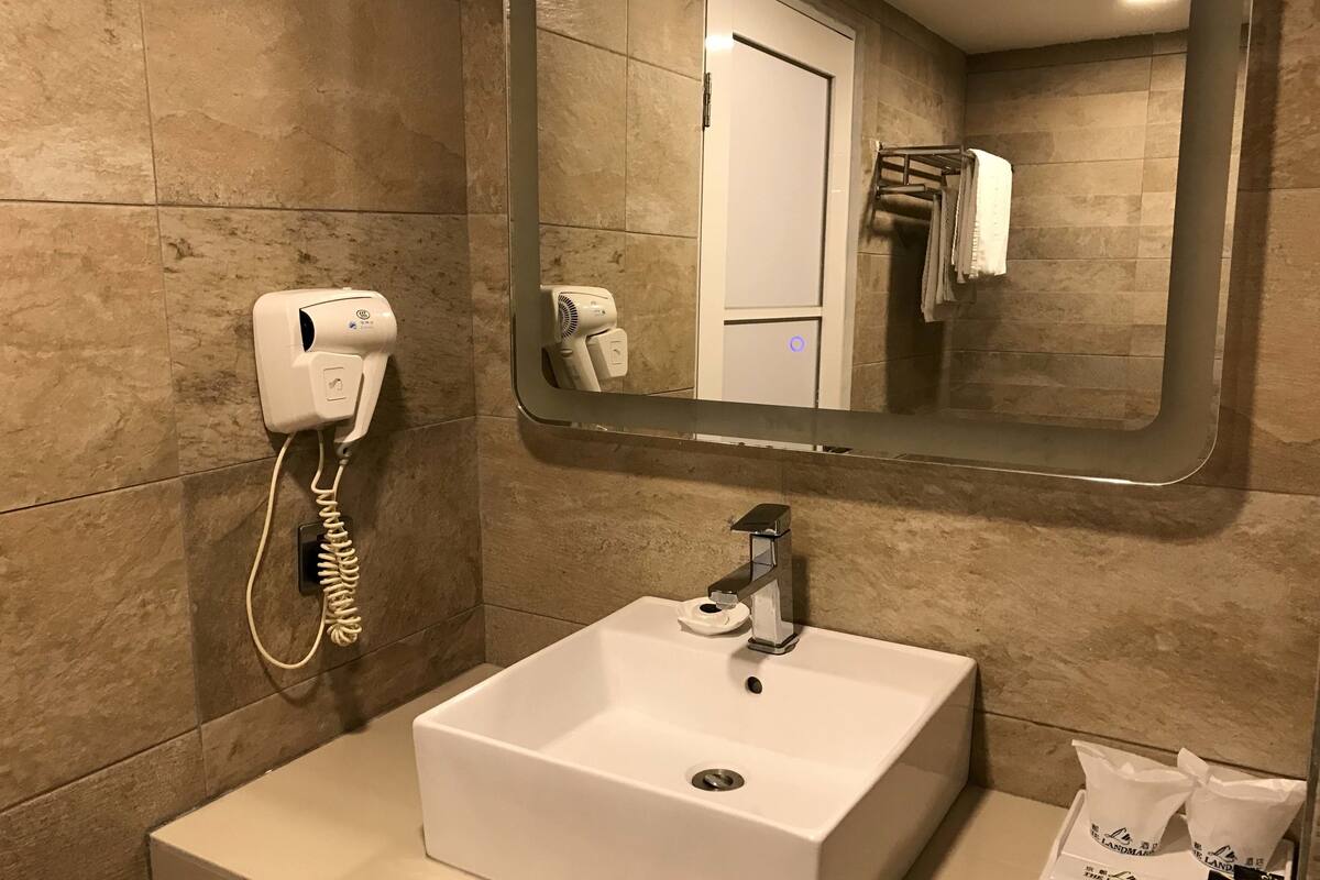 premier deluxe room | bathroom sink