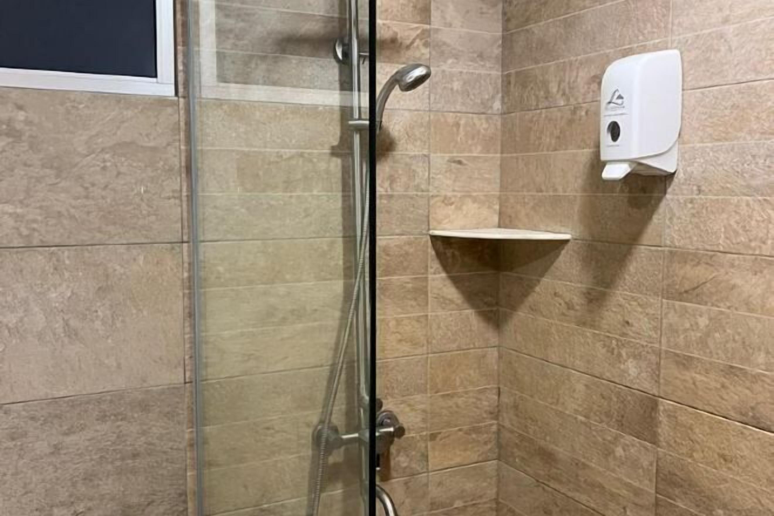 浴室 | 淋浴设施、免费洗浴用品、拖鞋、毛巾