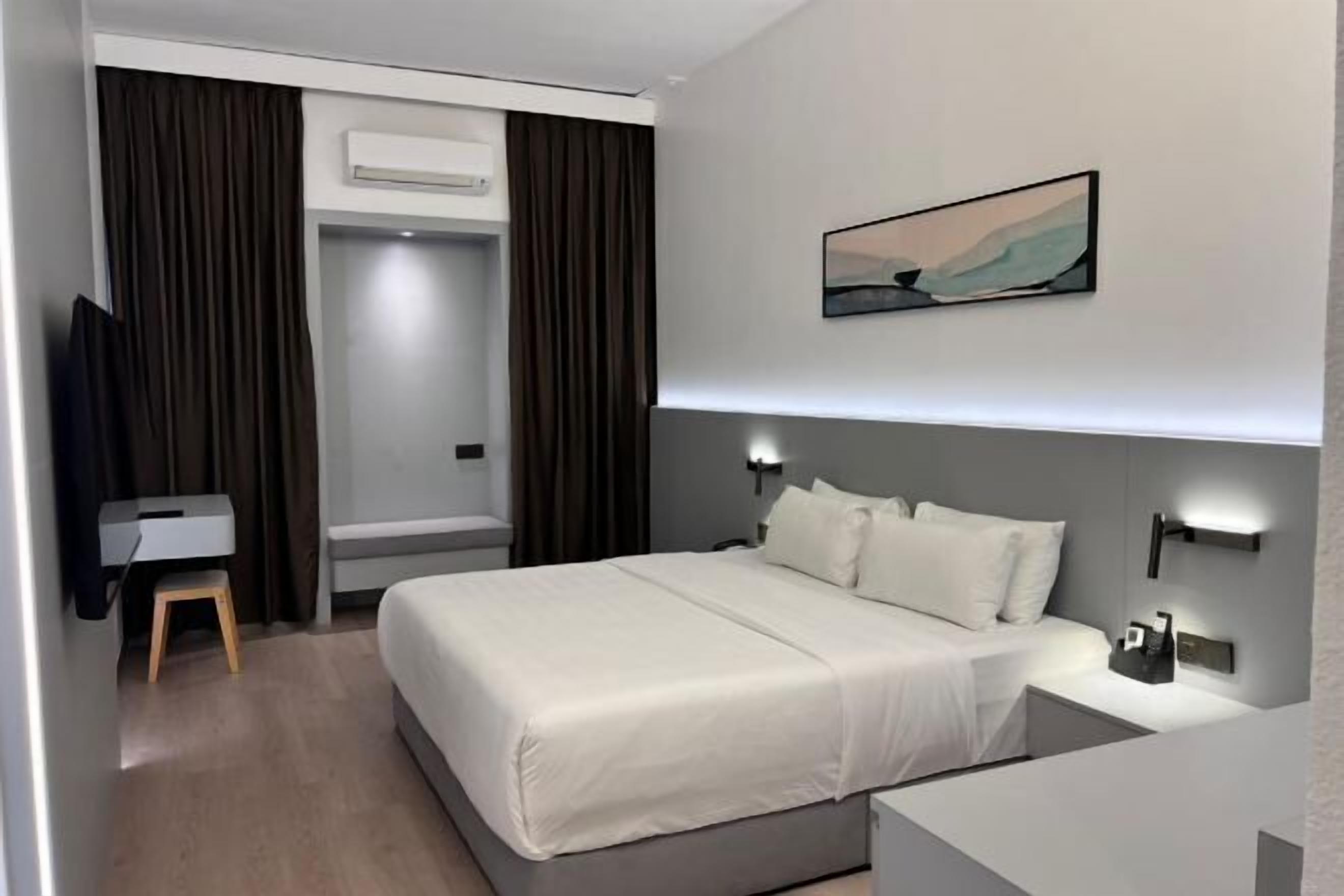 迷你吧、客房内保险箱、办公桌、熨斗/熨衣板