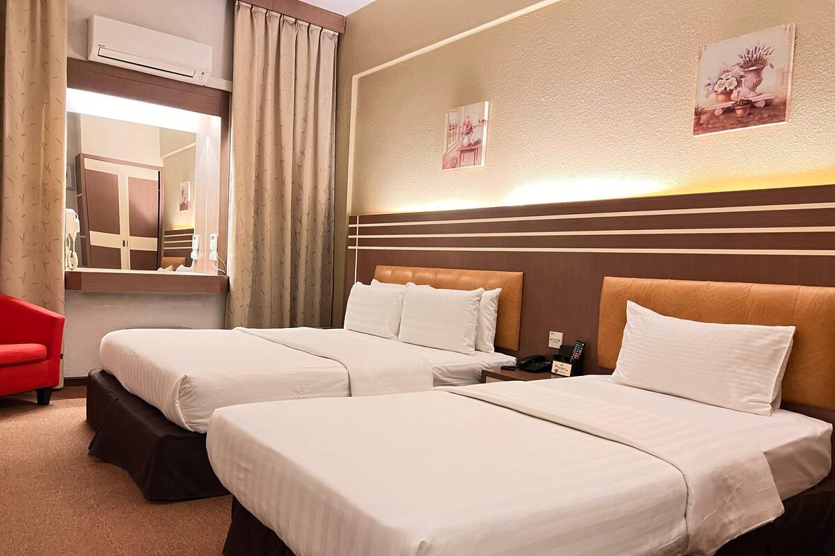 Standard Twin Room | Minibar, in-room safe, desk, soundproofing