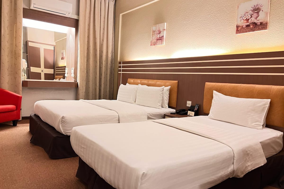 standard twin room | minibar, in-room safe, desk, iron/ironing board