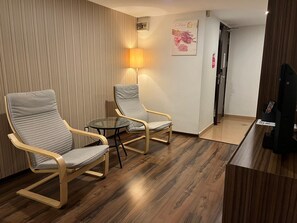 Habitación familiar | Zona de estar | Una televisión LCD