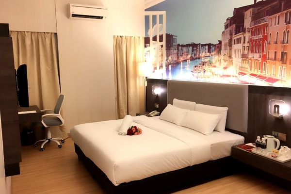 Premier Deluxe Room | Minibar, in-room safe, desk, iron/ironing board