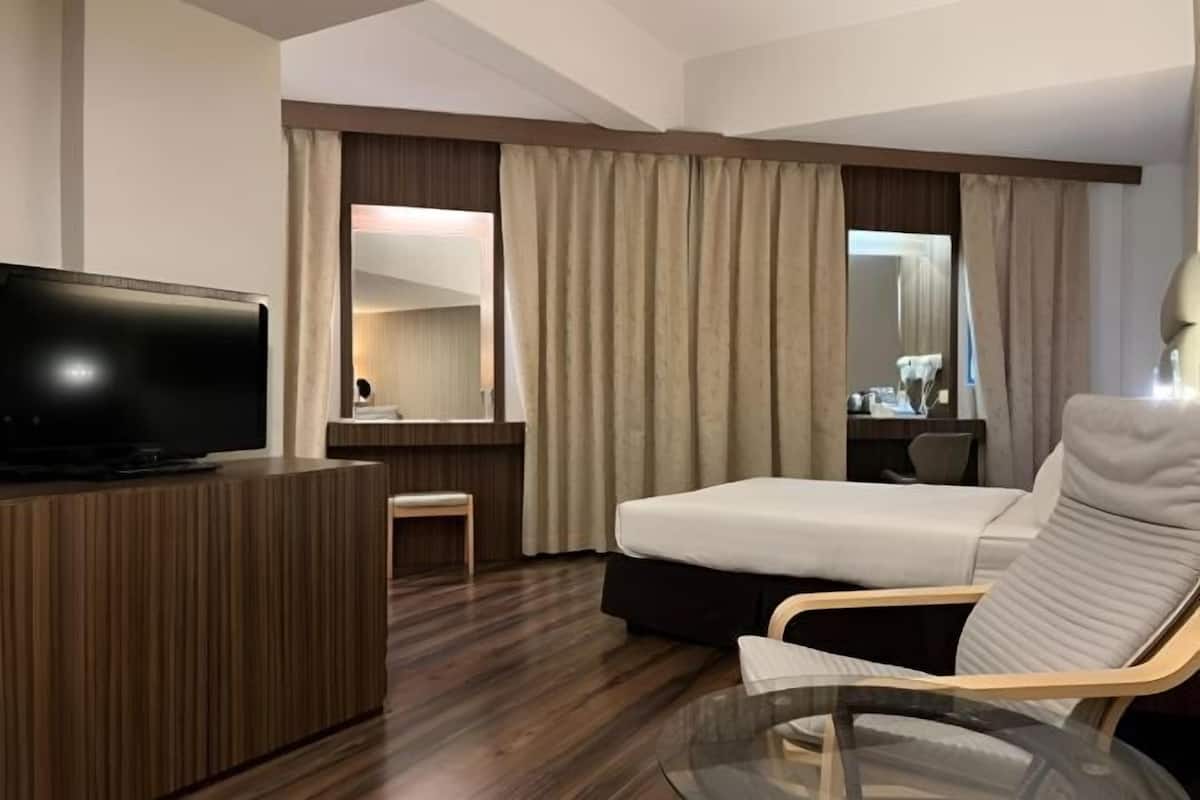 Minibar, in-room safe, desk, soundproofing