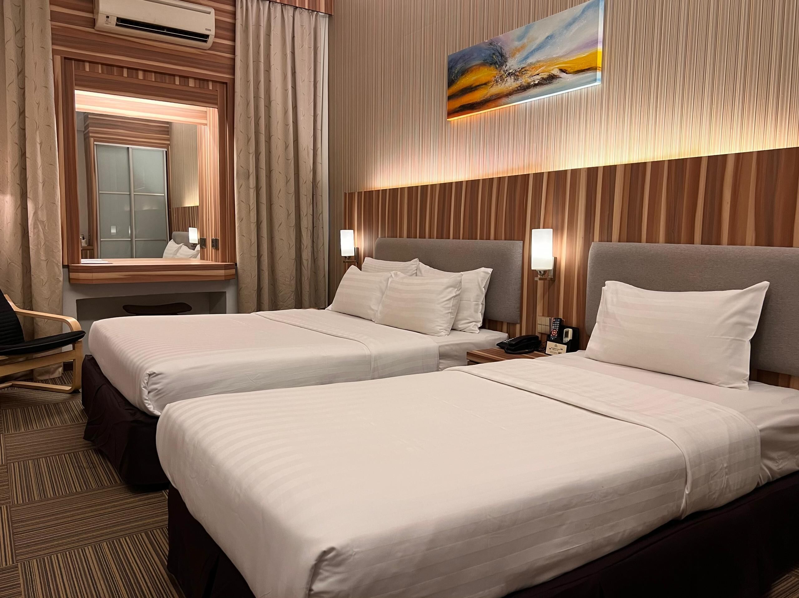 deluxe twin room | minibar, in-room safe, desk, iron/ironing board