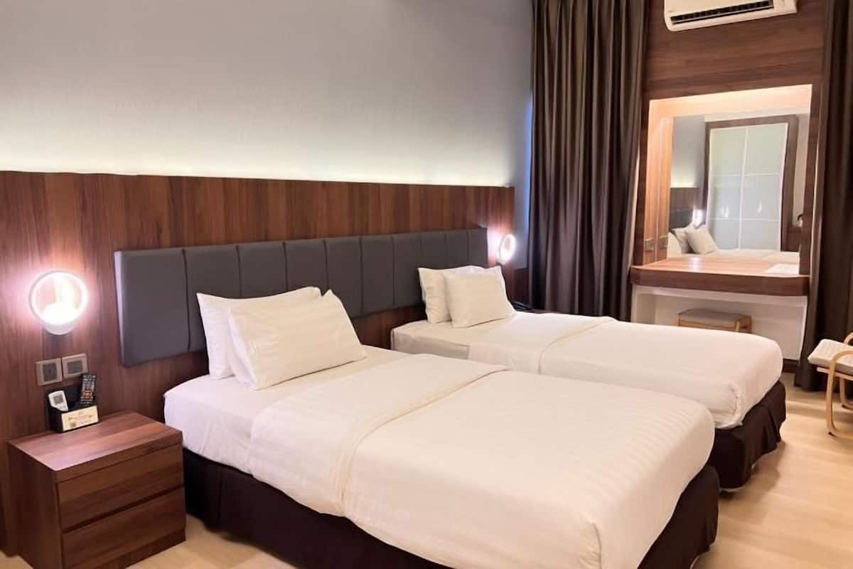 Minibar, in-room safe, desk, iron/ironing board