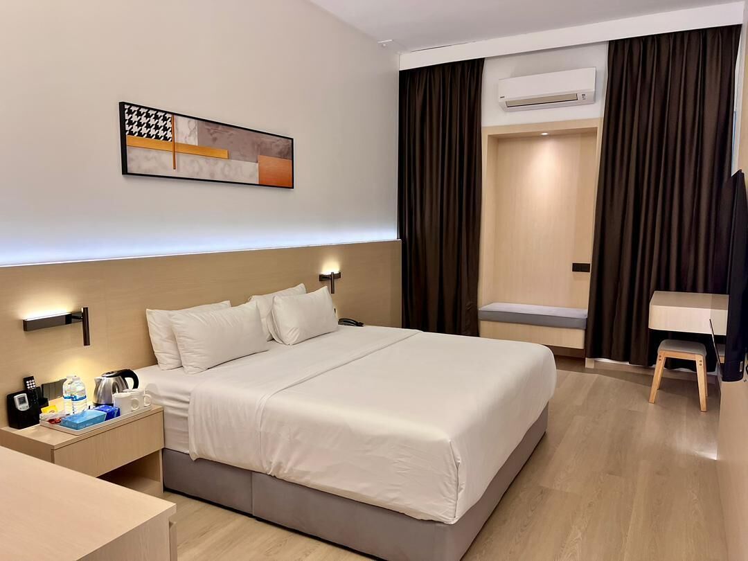 尊荣客房 | 迷你吧、客房内保险箱、办公桌、熨斗/熨衣板