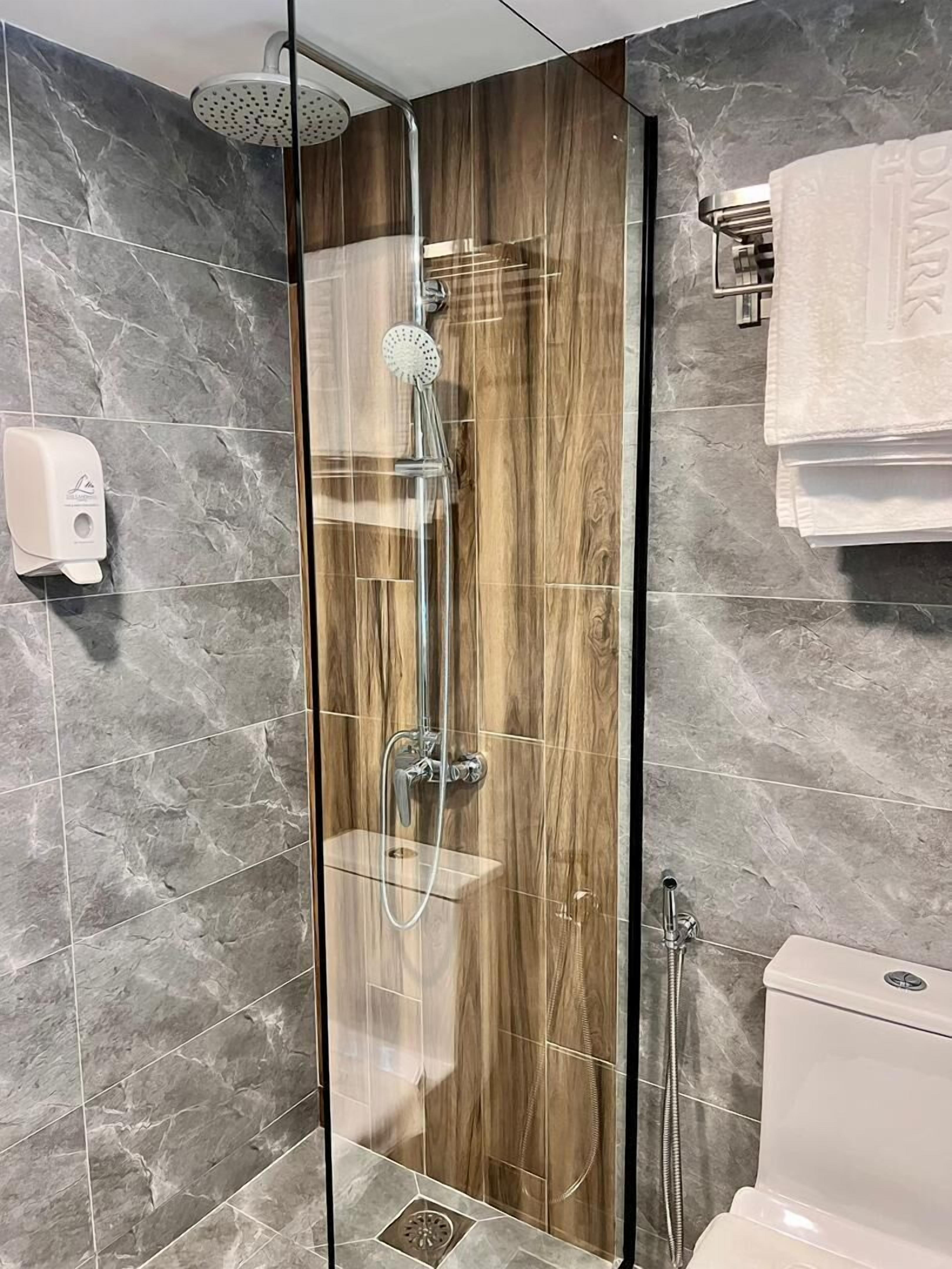 Premium Room | Bathroom | Shower, free toiletries, slippers, towels