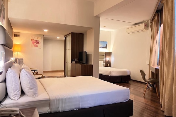 Family Room | Minibar, in-room safe, desk, soundproofing