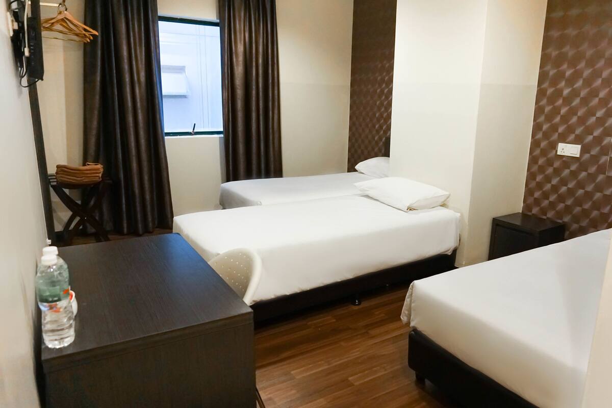 Quarto triplo | Escrivaninha, Wi-Fi de cortesia