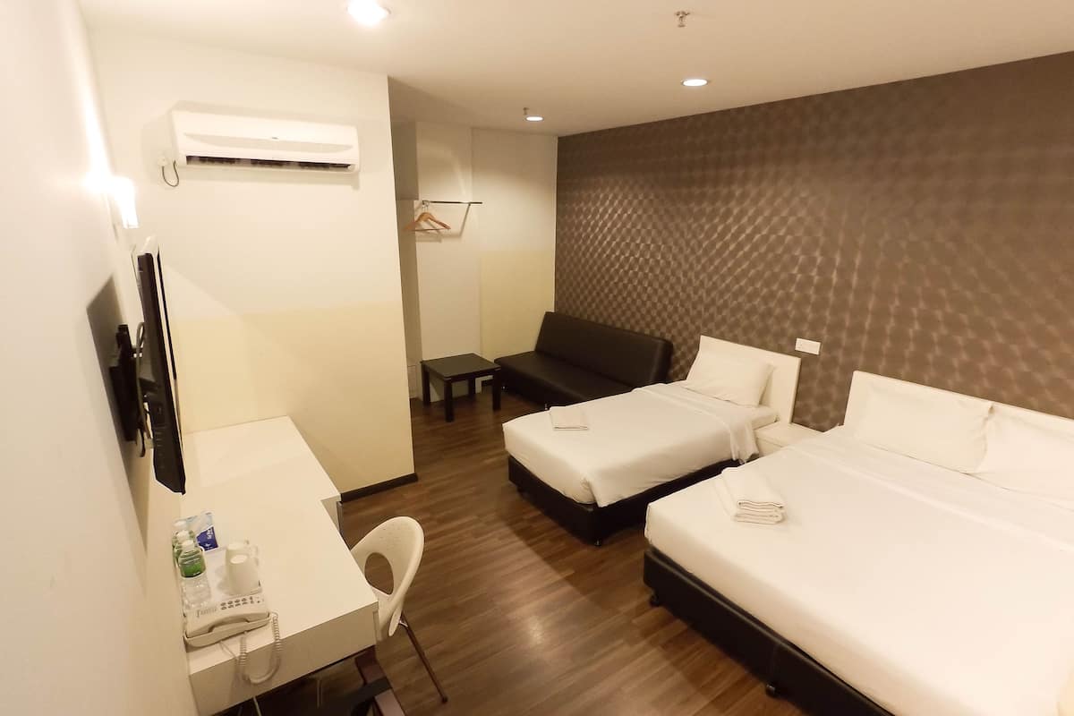 Family Room | Desk, free WiFi