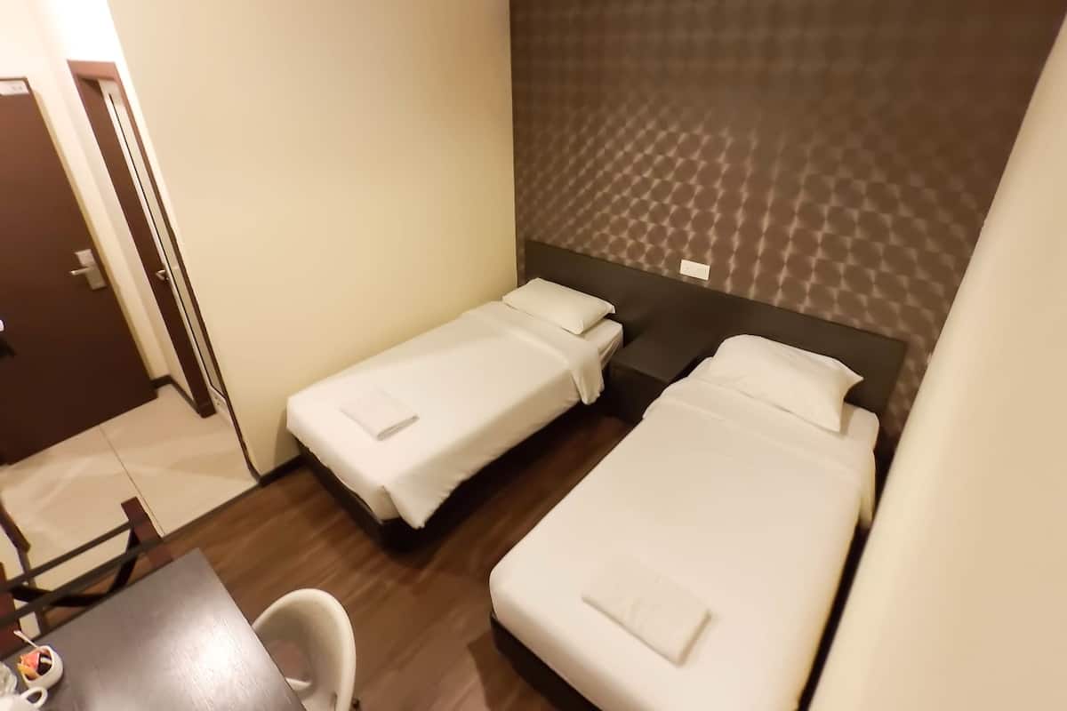 Quarto standard, 2 camas de solteiro, sem janelas | Escrivaninha, Wi-Fi de cortesia