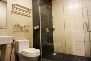 Superior Twin Room | Bathroom | Shower, free toiletries, hair dryer, bidet