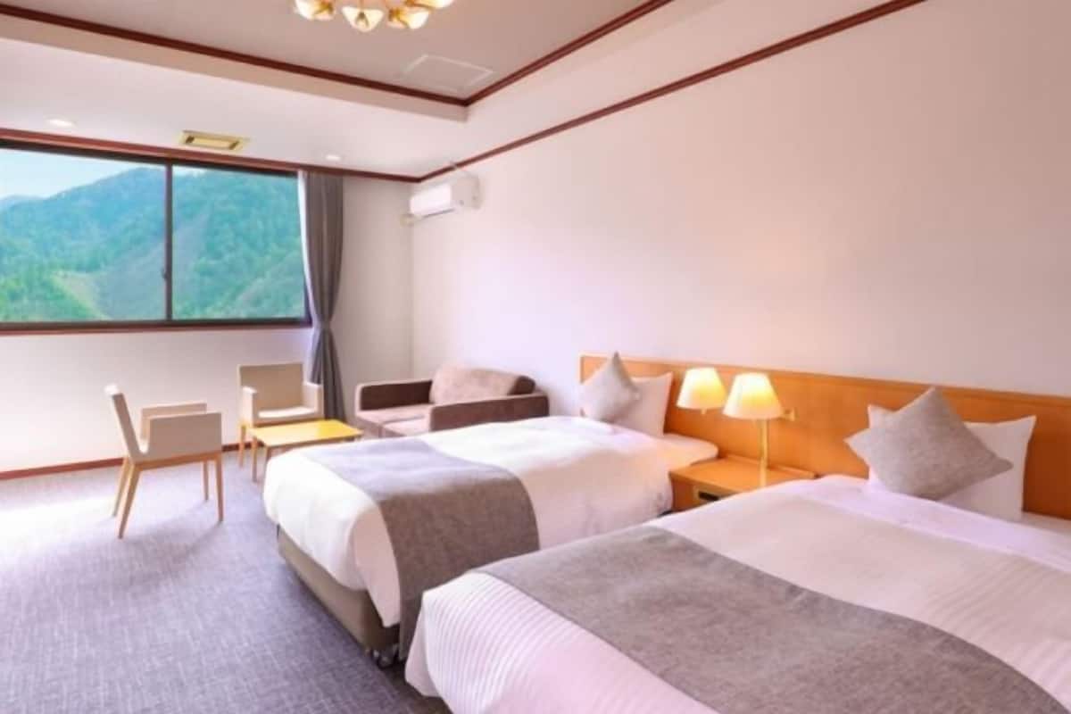 In-room safe, bed sheets