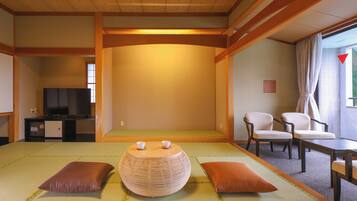 Standard Japanese-Style-Room with 12.5 Tatami mats holds 6 people - Indoor Bath - Non-Smoking | Tallelokero huoneessa, vuodevaatteet