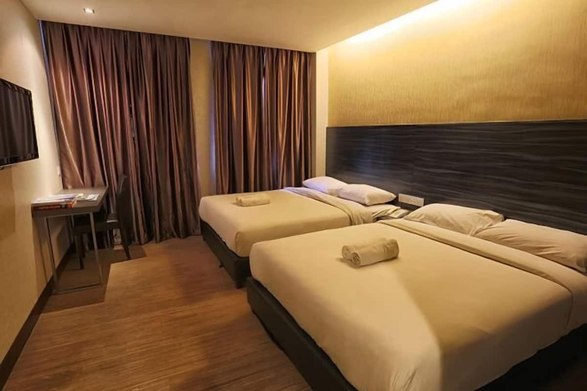 Schreibtisch, schallisolierte Zimmer, Bügeleisen/Bügelbrett