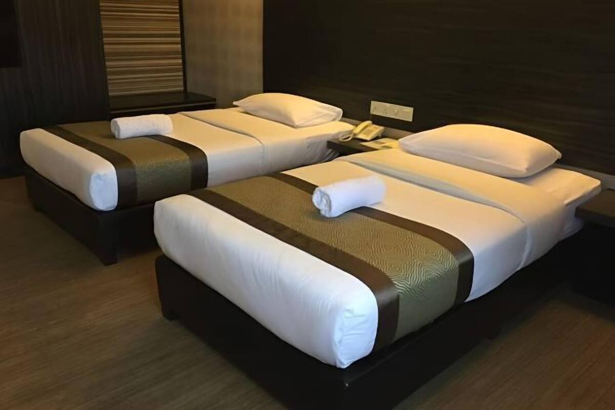 Schreibtisch, schallisolierte Zimmer, Bügeleisen/Bügelbrett