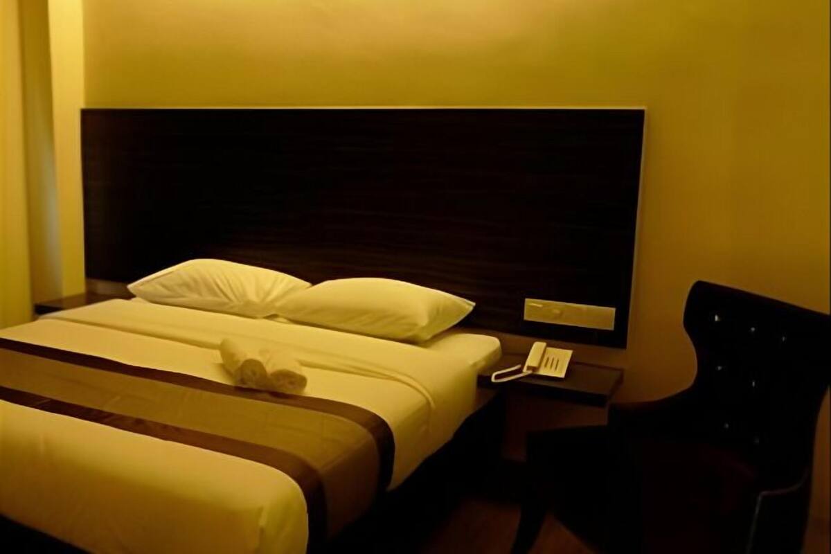 Schreibtisch, schallisolierte Zimmer, Bügeleisen/Bügelbrett