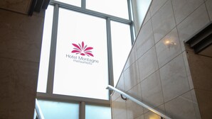 A view of Hotel Montagne matsumoto's logo on a window. - Hotel Montagne Matsumoto (Matsumoto)
