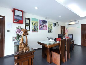 ฝ่ายต้อนรับ