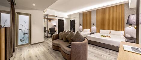 Habitació familiar (Deluxe) | Caixa forta a l'habitació, escriptori i habitacions insonoritzades