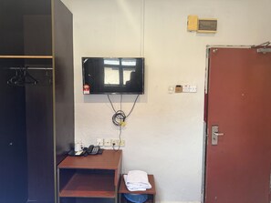 Quarto casal standard | Escrivaninha, ferros/tábuas de passar roupa, berços (sobretaxa)