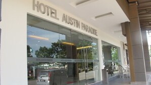 A modern hotel entrance with a glass facade and a red carpet leading to the door. - Hotel Austin Paradise - Pulai Utama (Johor Bahru)