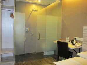 Shower, free toiletries, hair dryer, slippers - Hotel Austin Paradise - Pulai Utama (Johor Bahru)