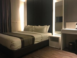 Escritorio, tabla de planchar con plancha, wifi gratis y ropa de cama 