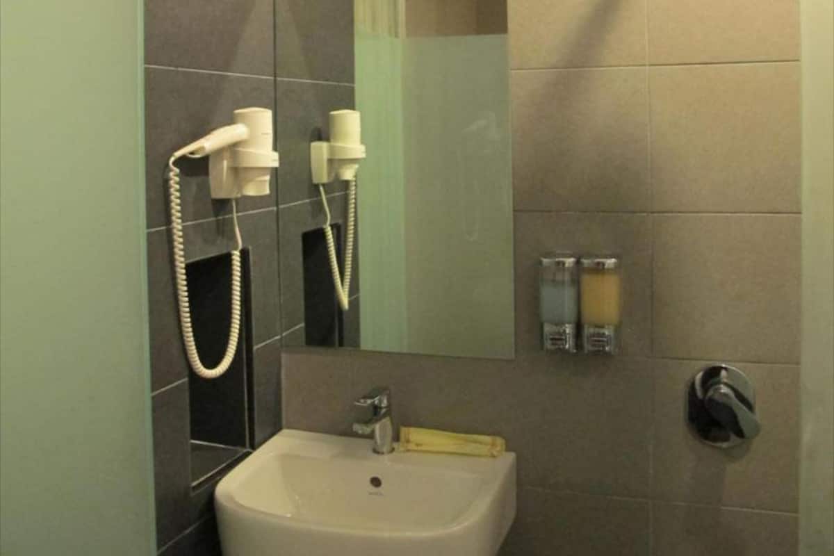 Regadera, amenidades de baño gratuitas, secadora de cabello, pantuflas
