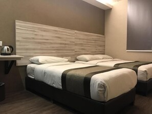 Escritorio, tabla de planchar con plancha, wifi gratis y ropa de cama