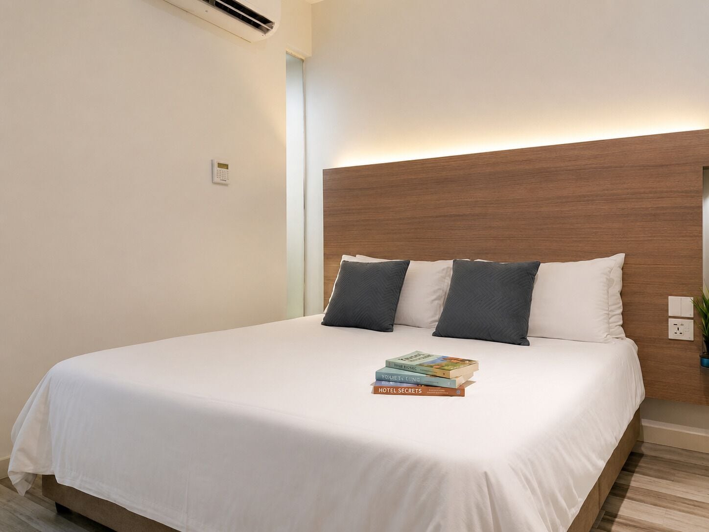 Habitación estándar, 1 cama de matrimonio, sin ventanas | Caja fuerte, escritorio, tabla de planchar con plancha y wifi gratis