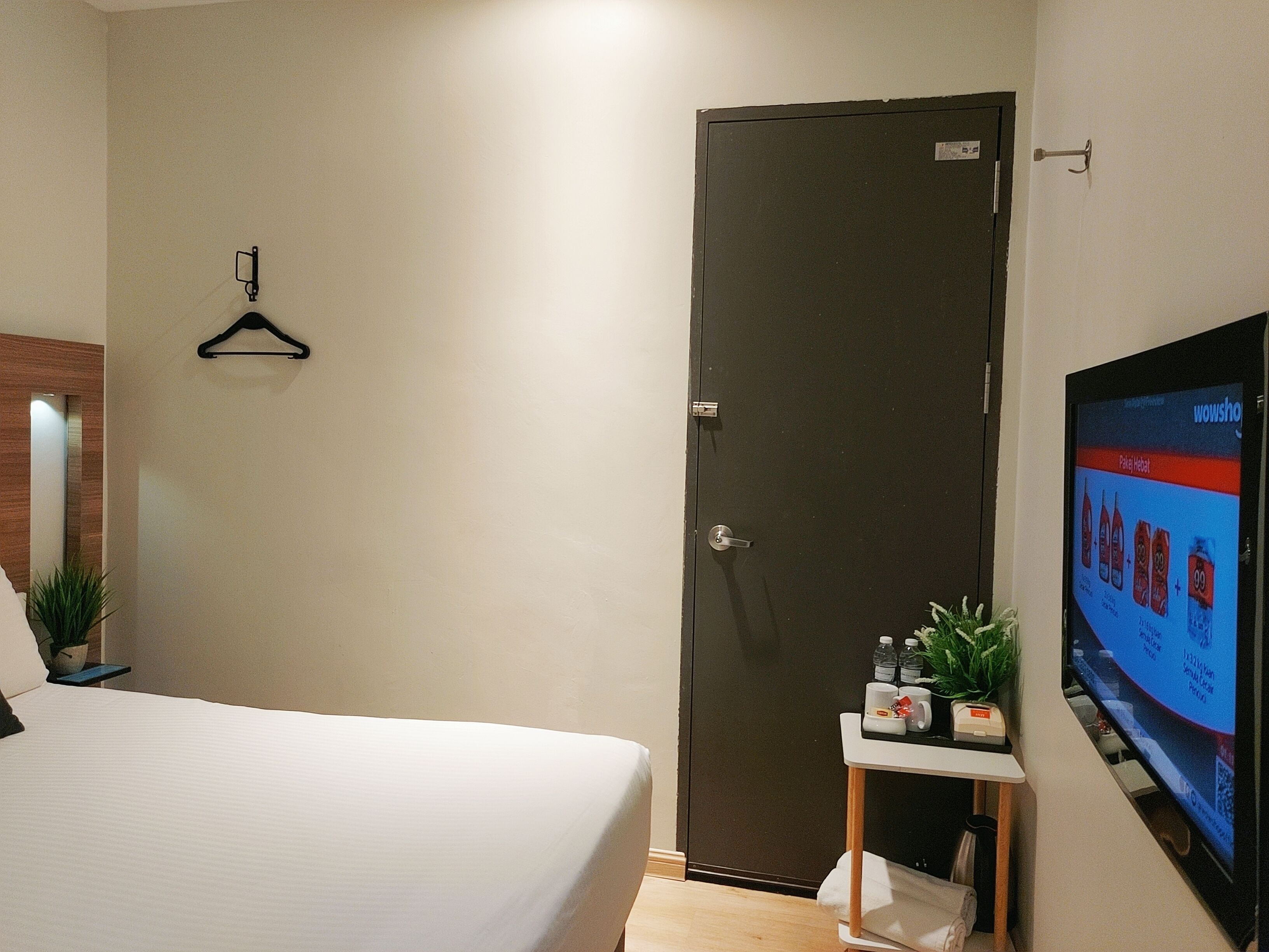 standard queen (without window) | in-room safe, desk, iron/ironing board, free wifi