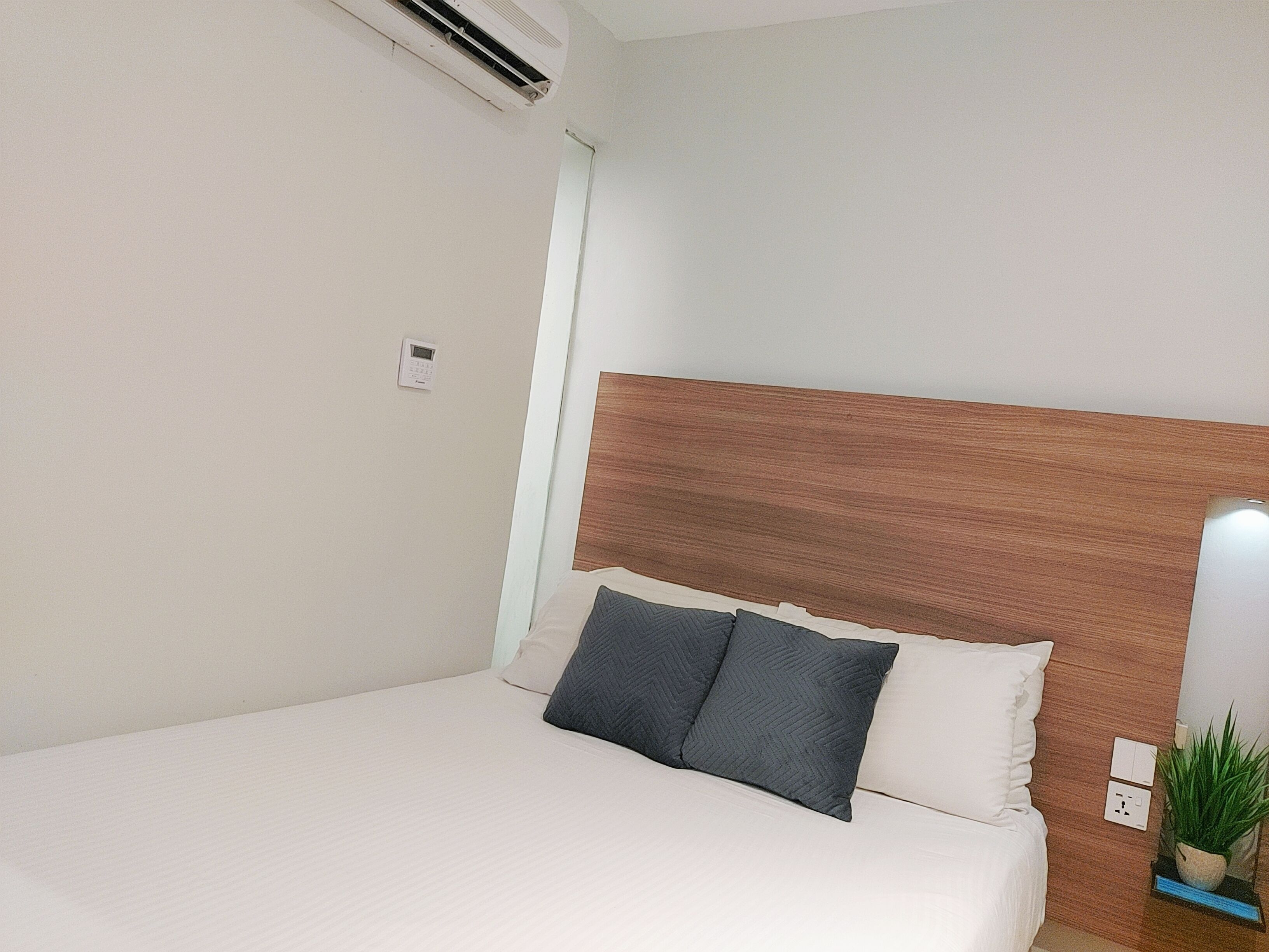standard queen (without window) | in-room safe, desk, iron/ironing board, free wifi
