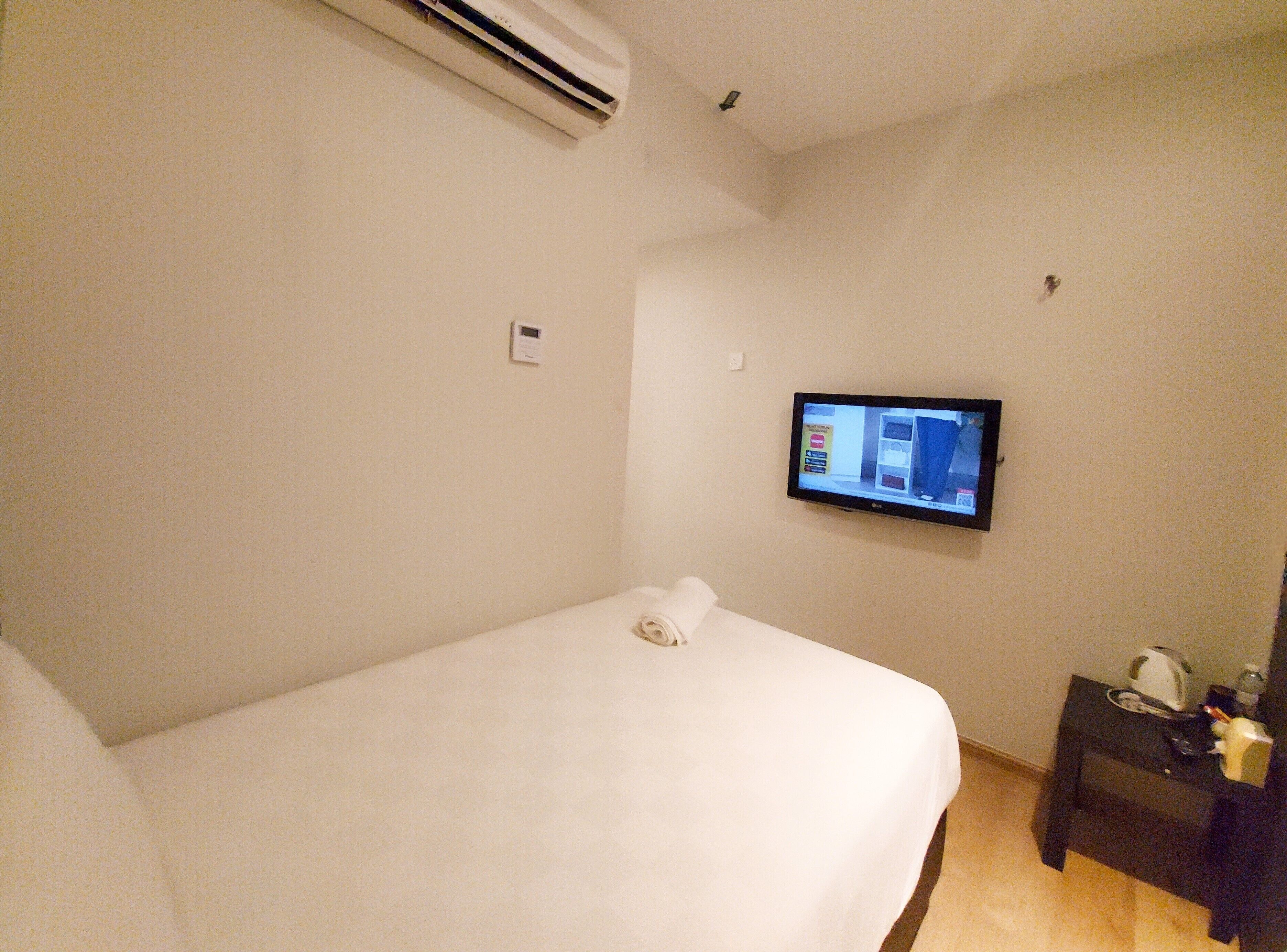 standard single (without window) | living area | 32-inch lcd tv with cable channels, tv