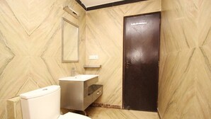 Regadera y amenidades de baño gratuitas 