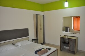 Deluxe Room, Multiple Bedrooms | Desk, iron/ironing board, rollaway beds, free WiFi - Hotel Kabli (New Delhi)