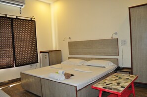Deluxe Room, Multiple Bedrooms | Desk, iron/ironing board, rollaway beds, free WiFi - Hotel Kabli (New Delhi)