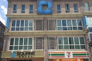 A hotel with a large 'D' logo, multiple windows, and a 7-Eleven store on the ground floor. - 9 Square Hotel - Petaling Jaya (Petaling Jaya)
