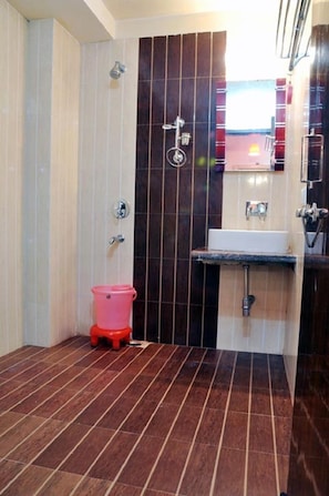 Shower, free toiletries