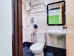 Suite Premium | Bagno | Doccia, soffione a pioggia, set di cortesia gratuito, bidet