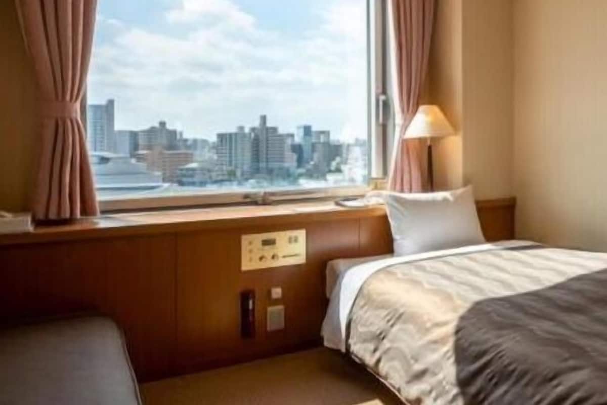 Escritorio, cortinas blackout, wifi gratis y ropa de cama