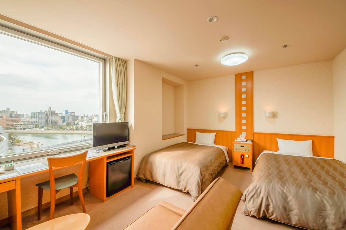Escritorio, cortinas blackout, wifi gratis y ropa de cama