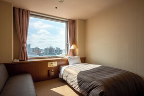 Desk, blackout curtains, free WiFi, bed sheets - Hiroshima City Bunka Koryu Kaikan (Hiroshima)